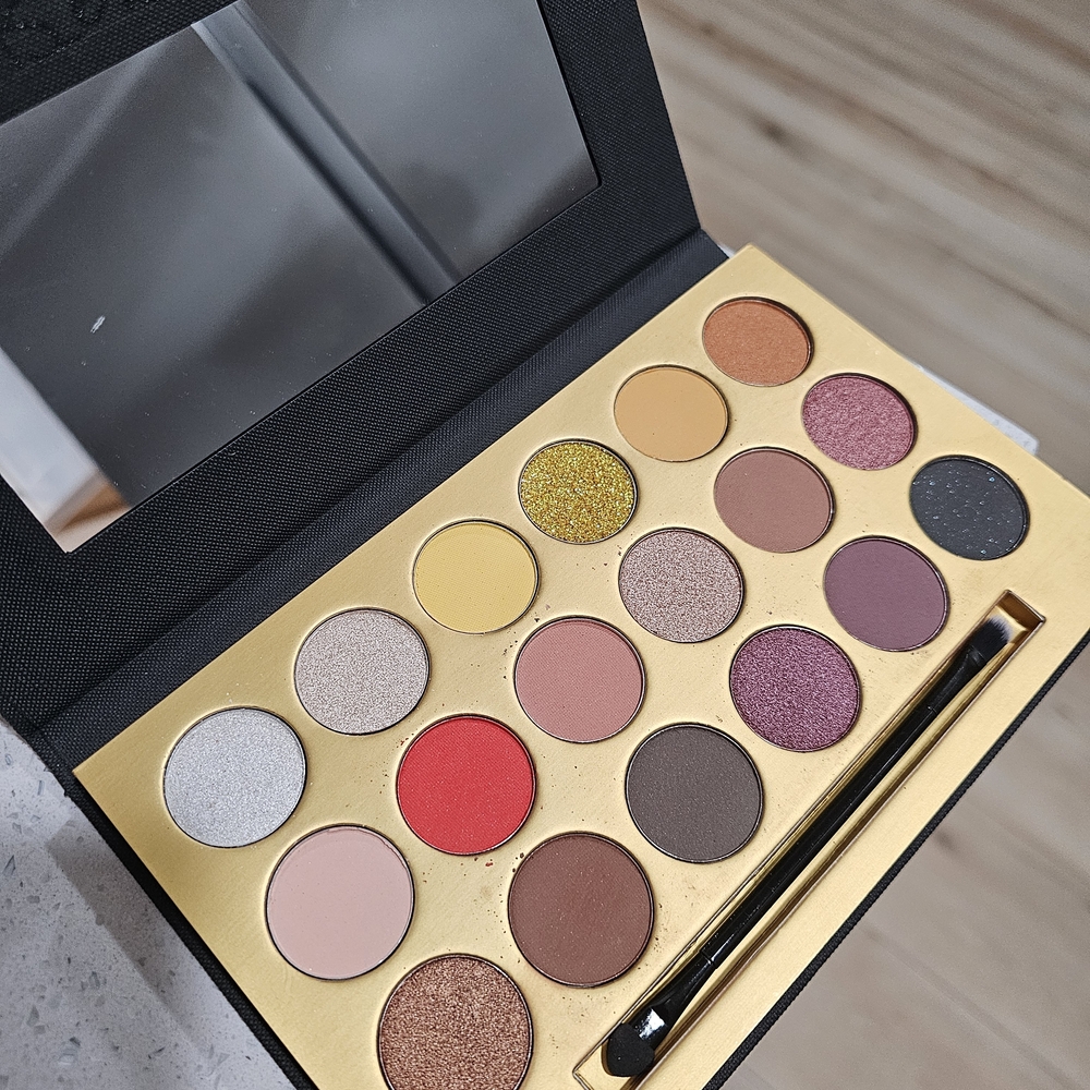 Be Denno Eyeshadow Palette with Mirror - Multi-Colorx18